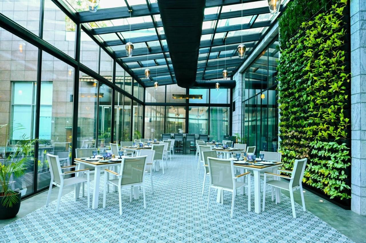 Radisson Blu Hotel Гувахати Экстерьер фото The Terrace