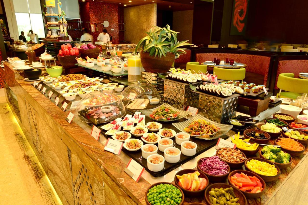 Radisson Blu Hotel Гувахати Экстерьер фото A salad bar