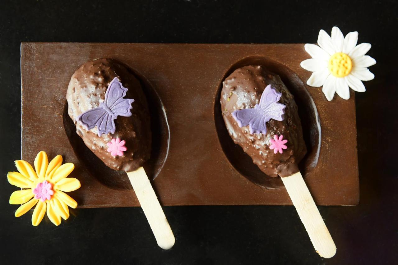 Radisson Blu Hotel Гувахати Экстерьер фото Chocolate-covered marzipan