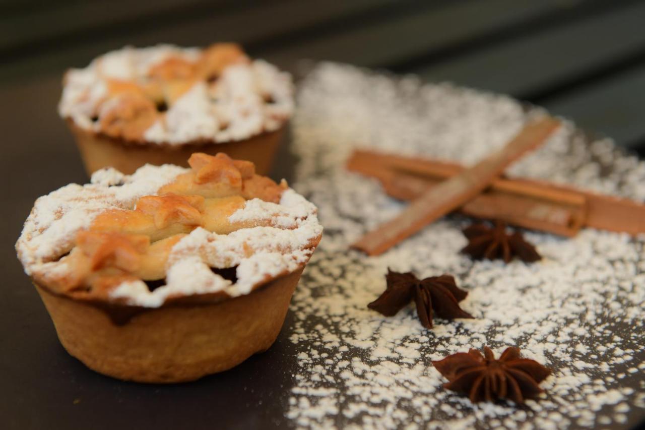 Radisson Blu Hotel Гувахати Экстерьер фото A traditional Dutch apple pie