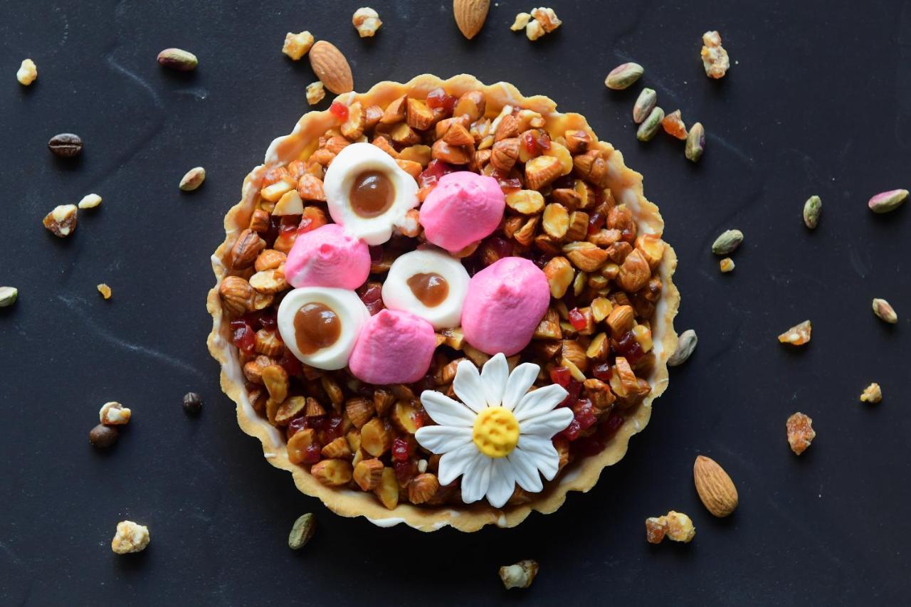 Radisson Blu Hotel Гувахати Экстерьер фото A granola tart
