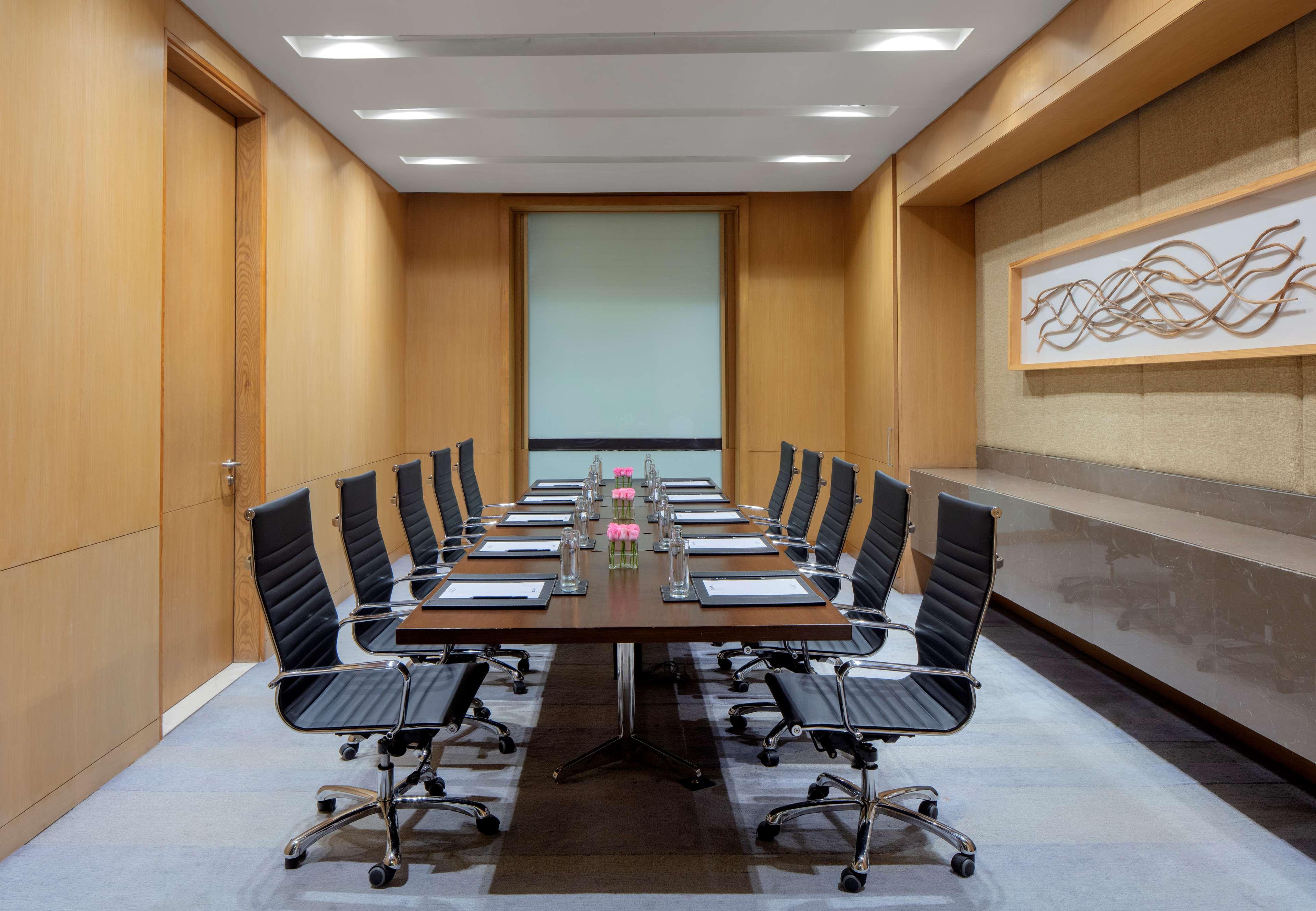 Radisson Blu Hotel Гувахати Экстерьер фото Meeting room