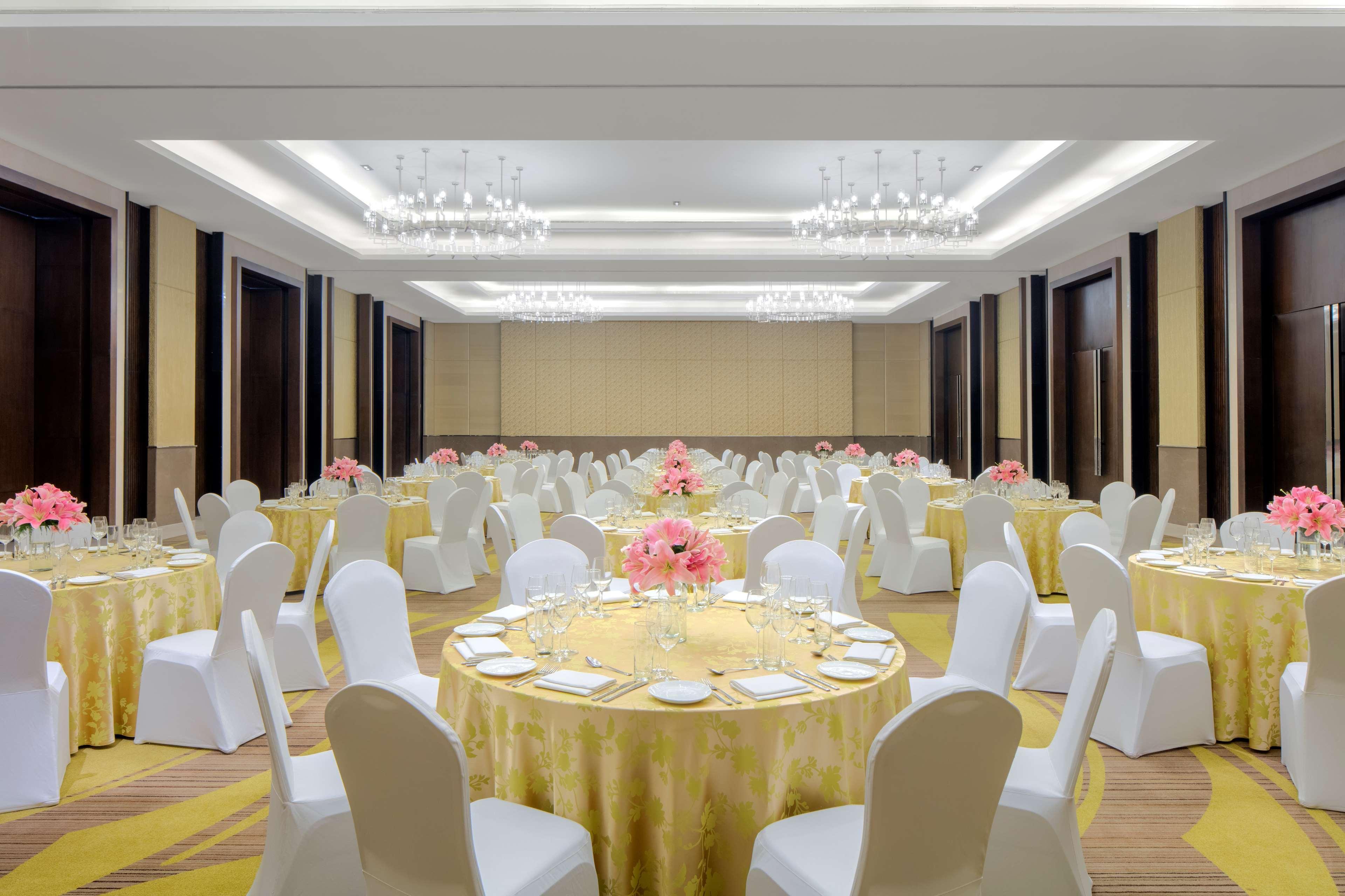 Radisson Blu Hotel Гувахати Экстерьер фото The ballroom