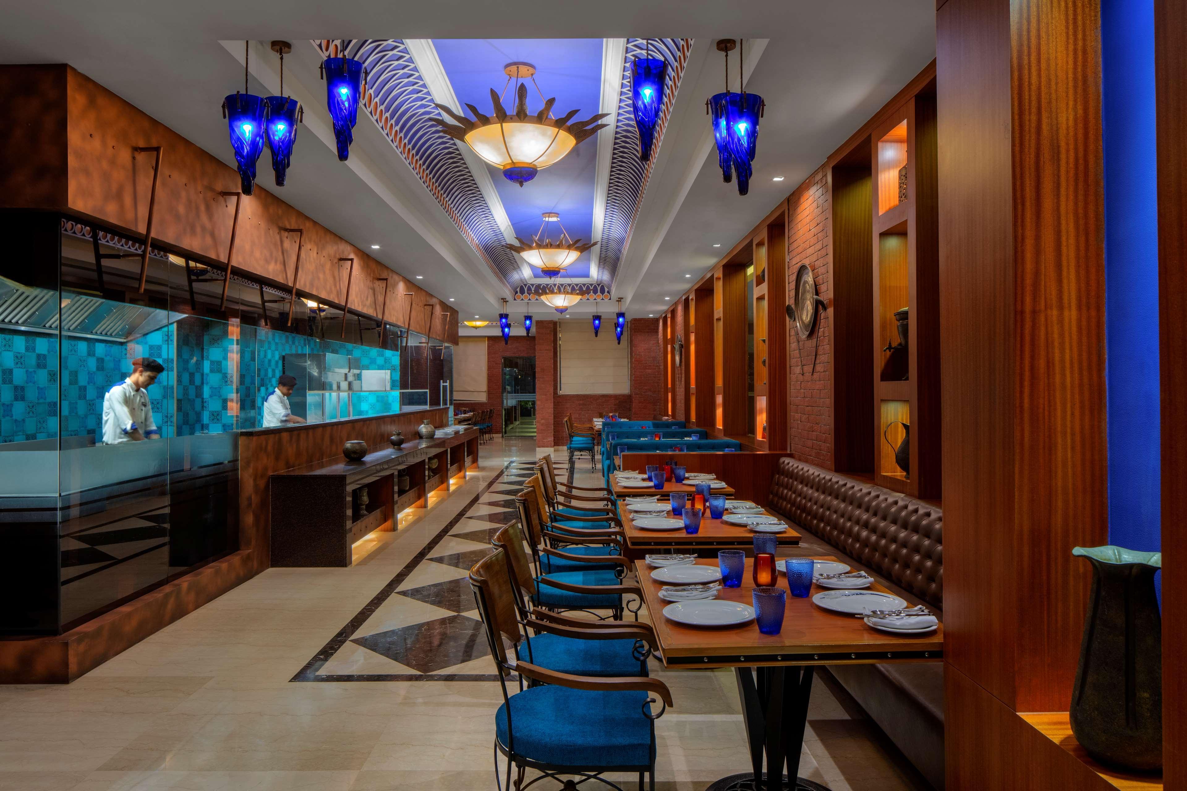Radisson Blu Hotel Гувахати Экстерьер фото The restaurant