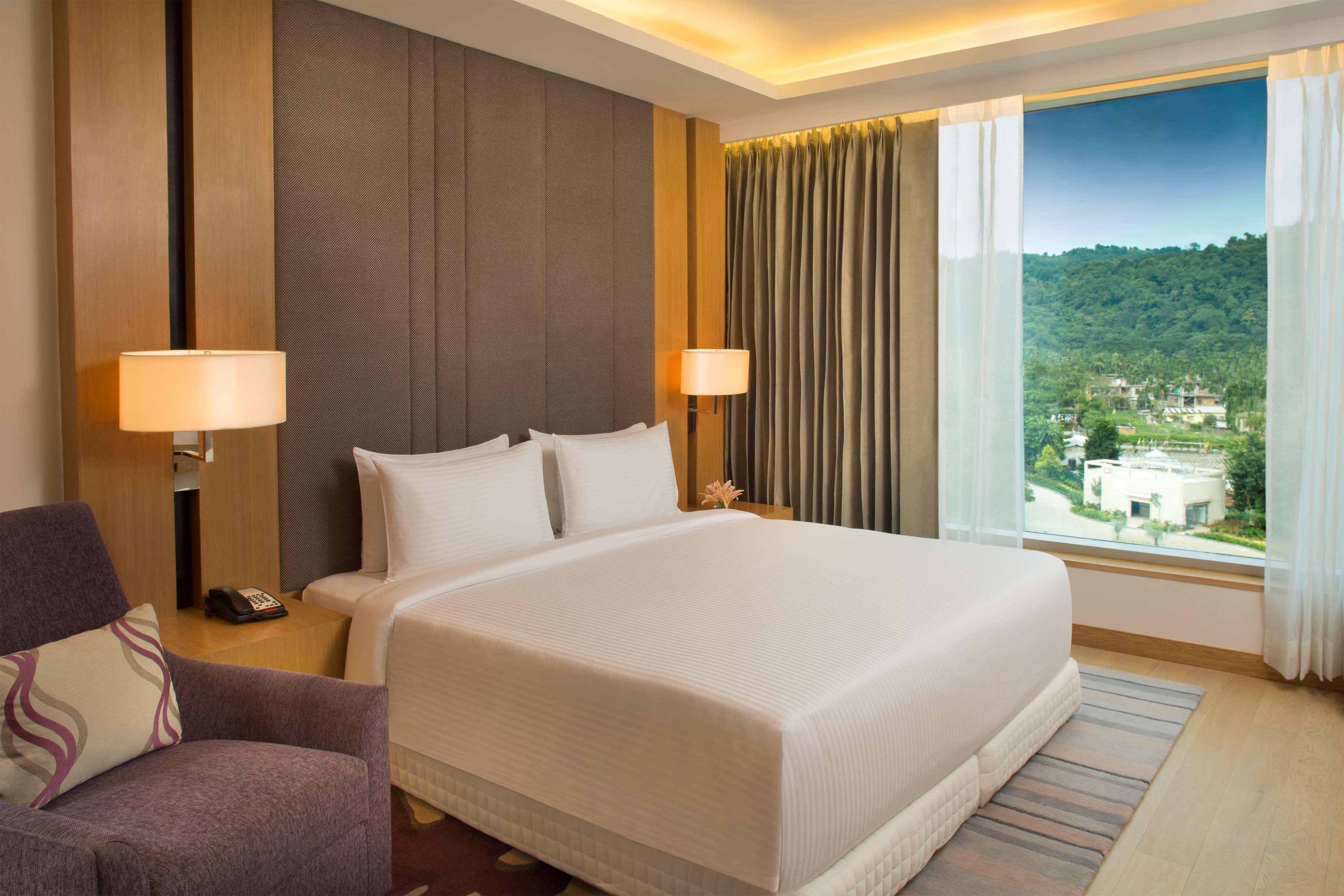 Radisson Blu Hotel Гувахати Экстерьер фото Deluxe Room