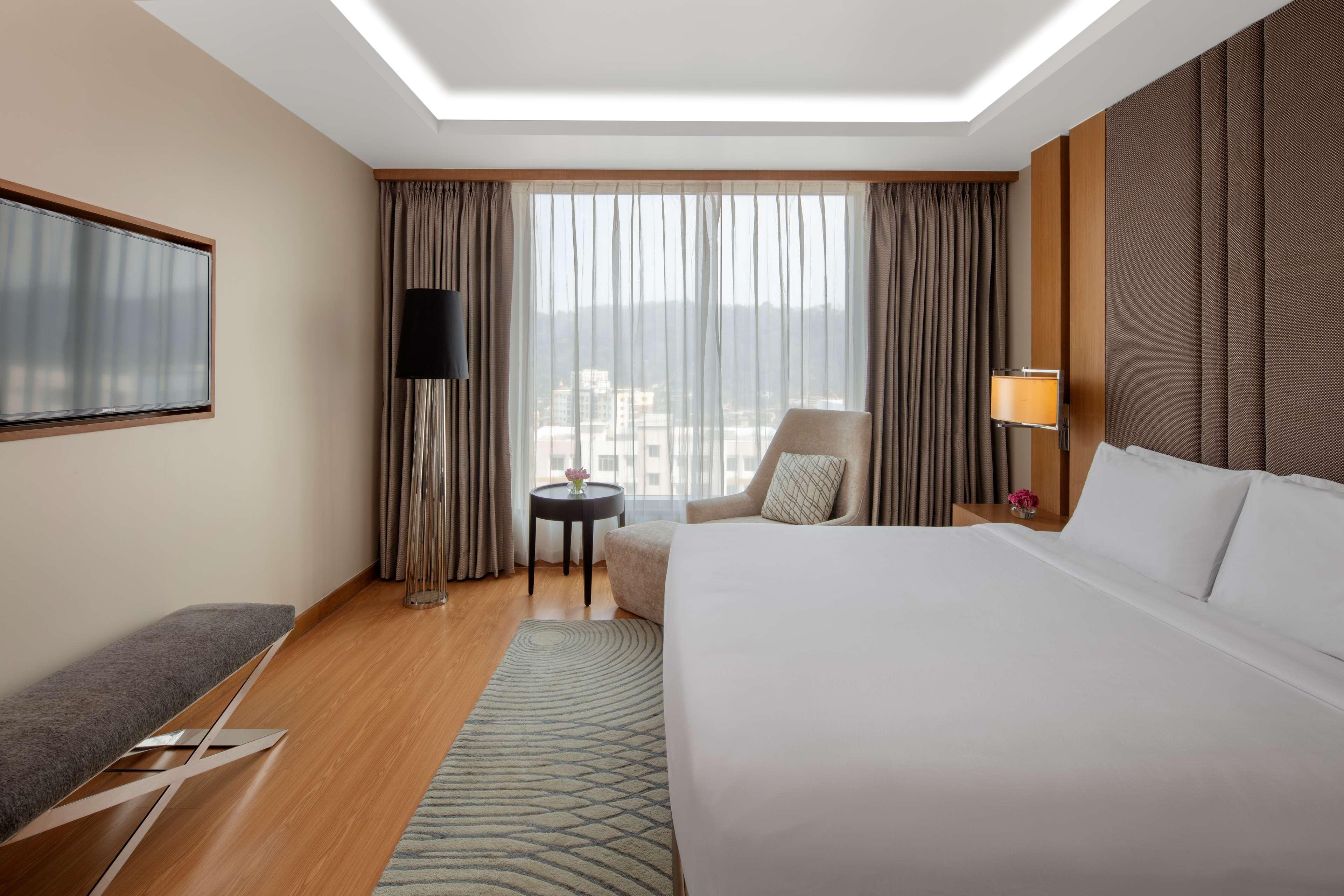 Radisson Blu Hotel Гувахати Экстерьер фото Deluxe Room