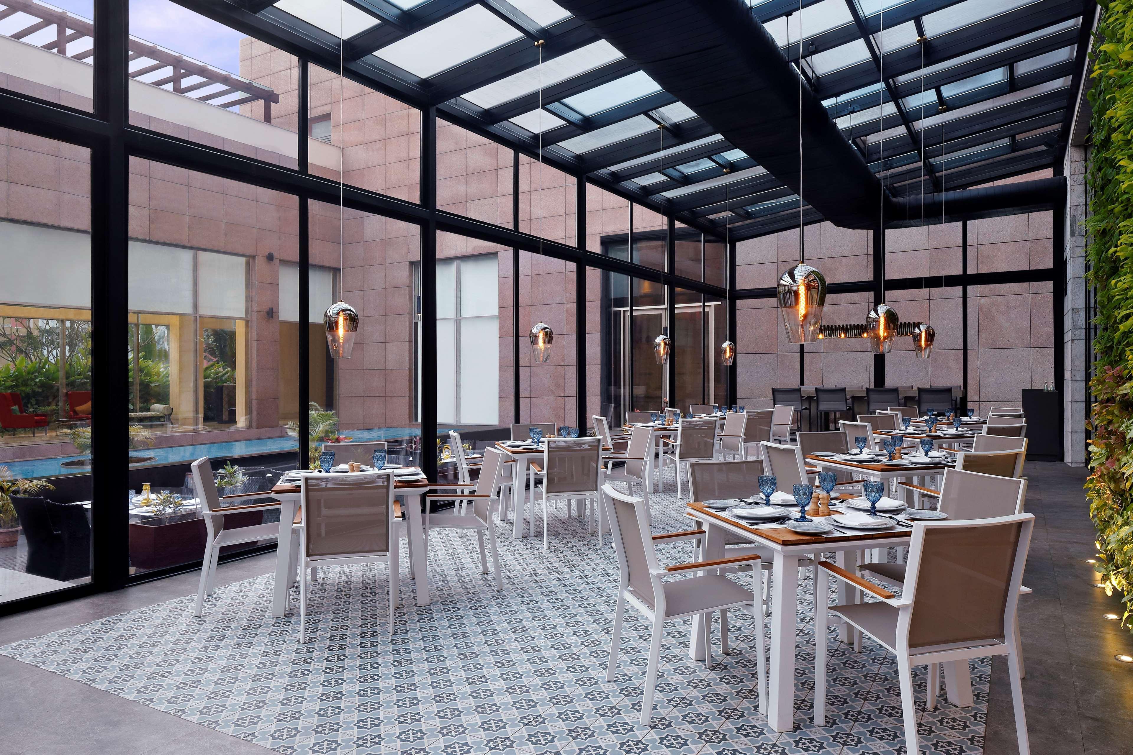 Radisson Blu Hotel Гувахати Экстерьер фото The restaurant