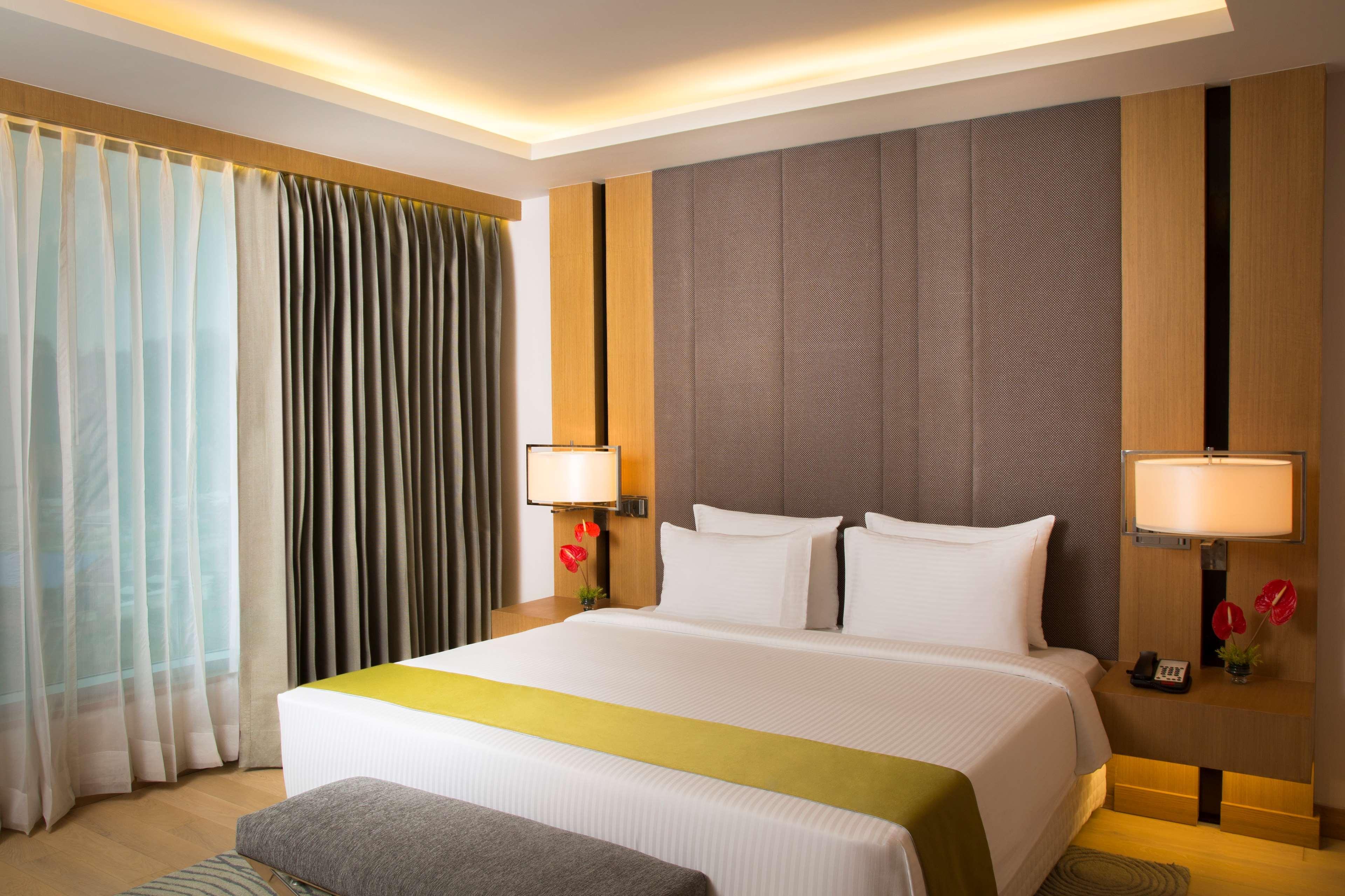 Radisson Blu Hotel Гувахати Экстерьер фото A bedroom at the hotel