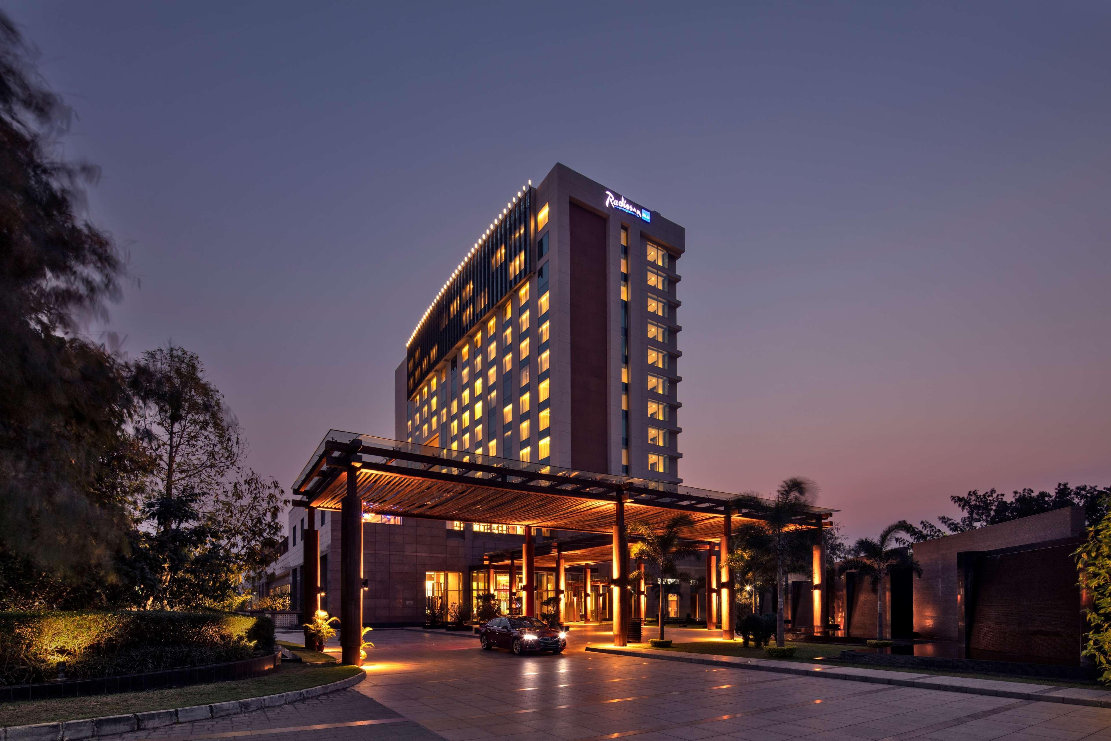 Radisson Blu Hotel Гувахати Экстерьер фото The Royal
