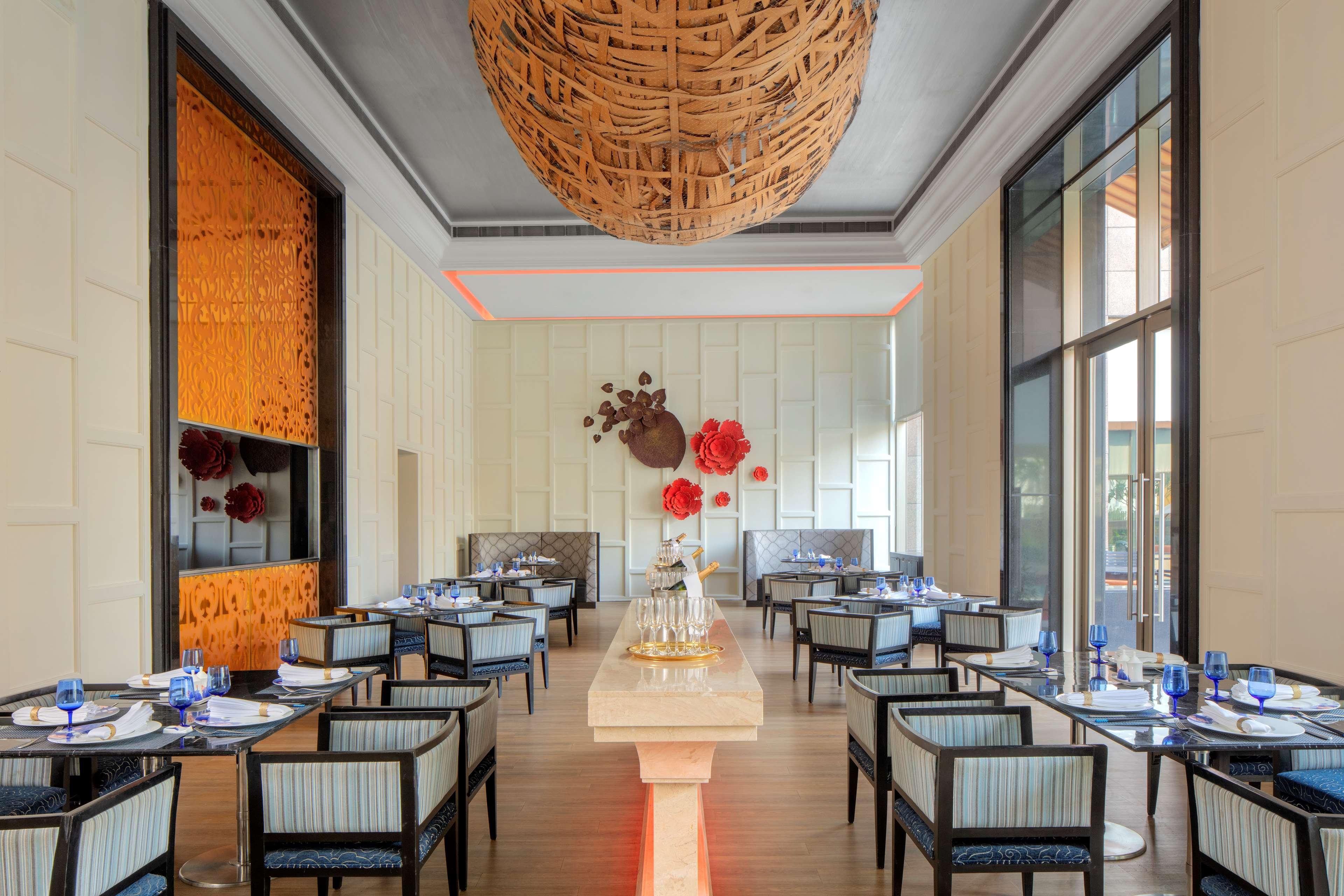 Radisson Blu Hotel Гувахати Экстерьер фото The restaurant