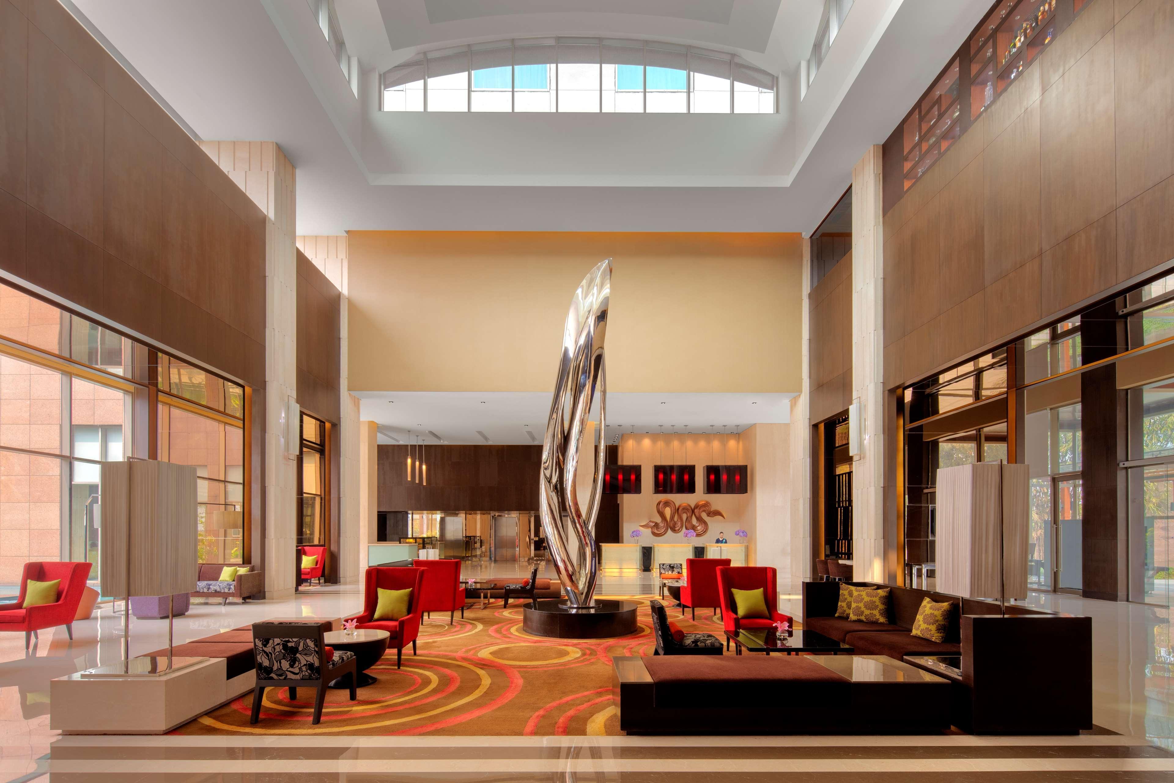 Radisson Blu Hotel Гувахати Экстерьер фото Lobby