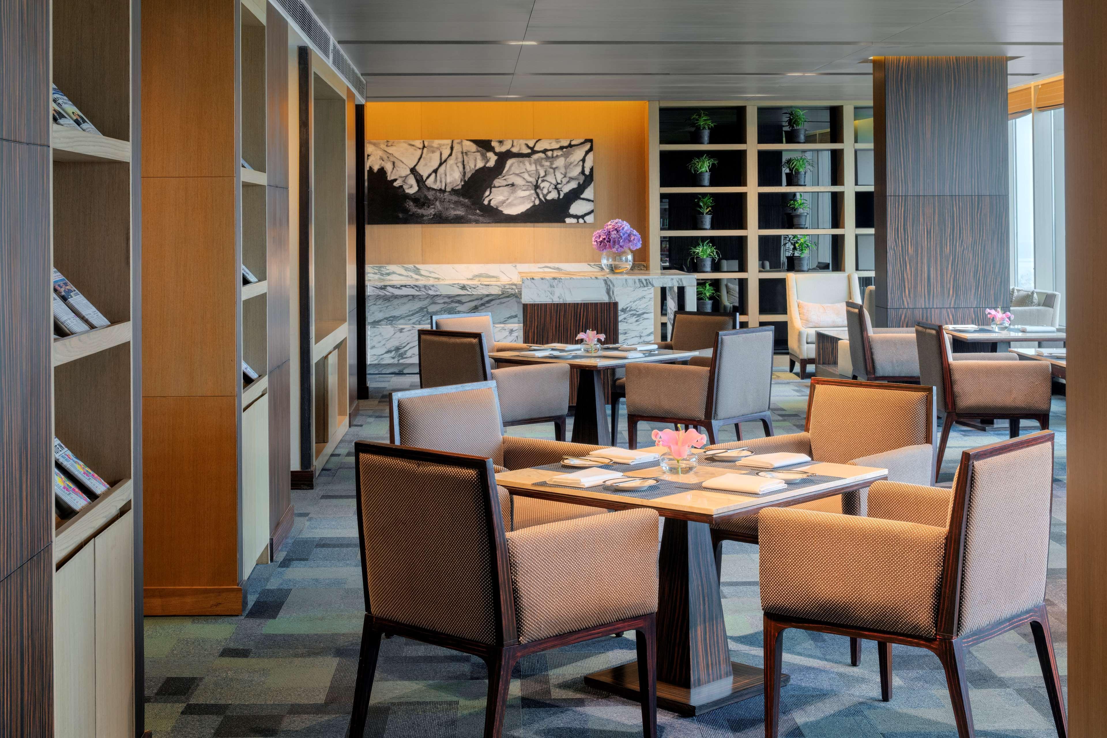 Radisson Blu Hotel Гувахати Экстерьер фото The Club at Hong Kong International Airport