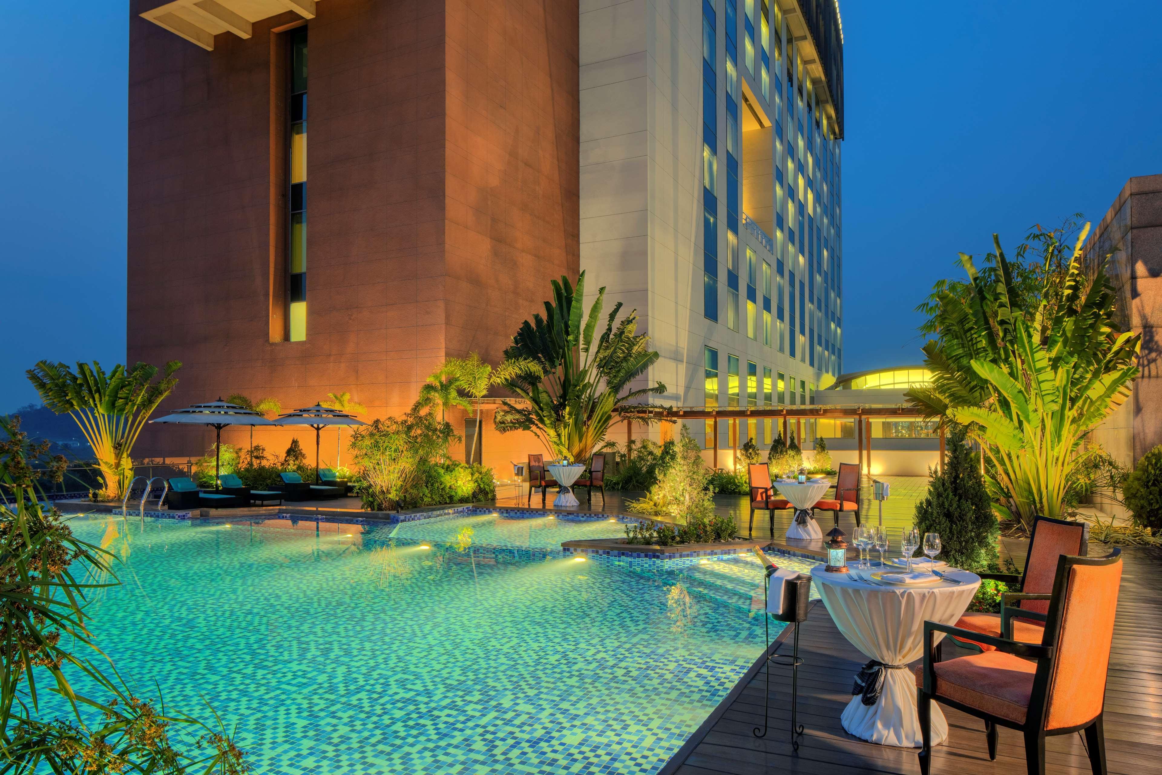 Radisson Blu Hotel Гувахати Экстерьер фото The pool at the hotel