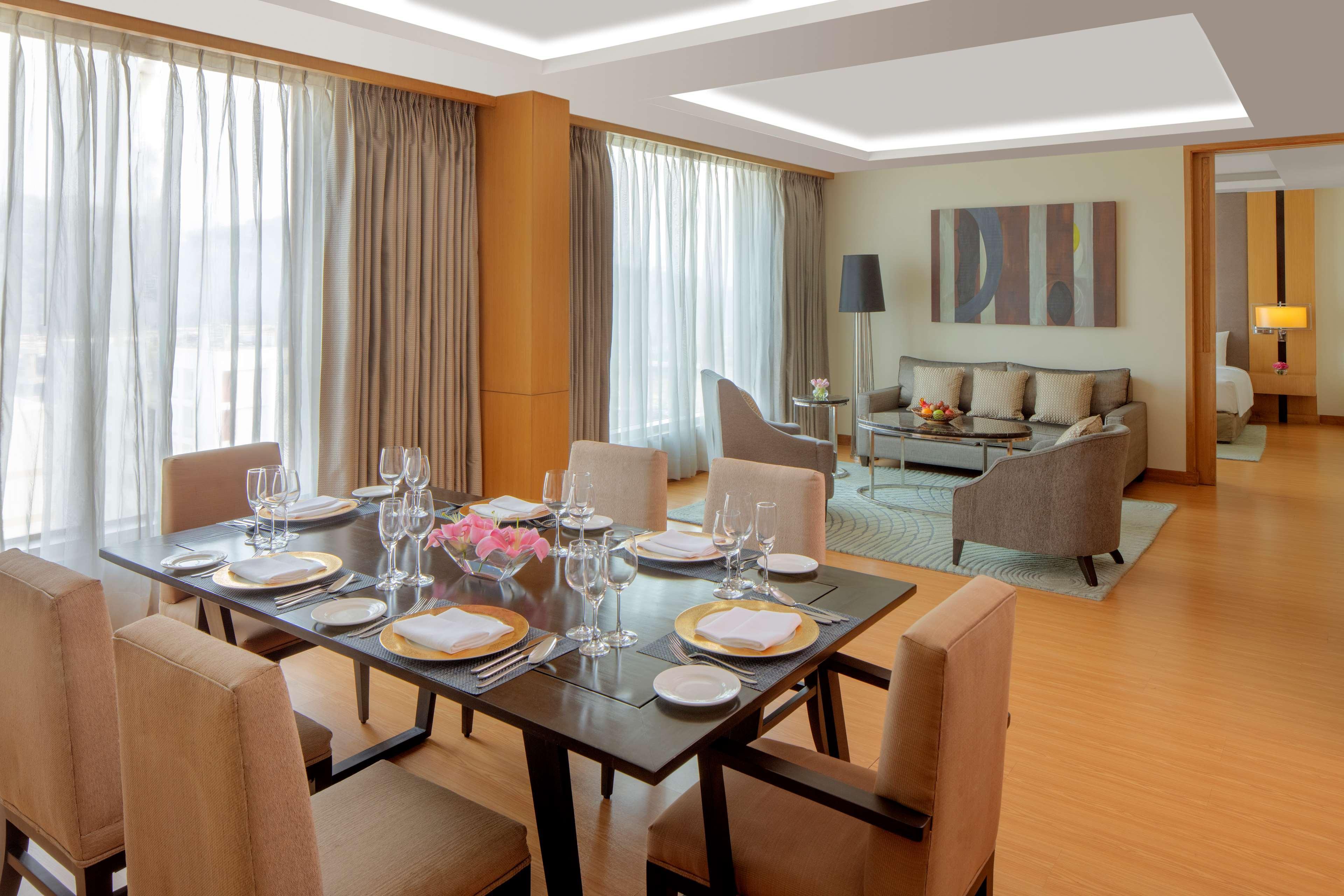 Radisson Blu Hotel Гувахати Экстерьер фото A suite at the hotel