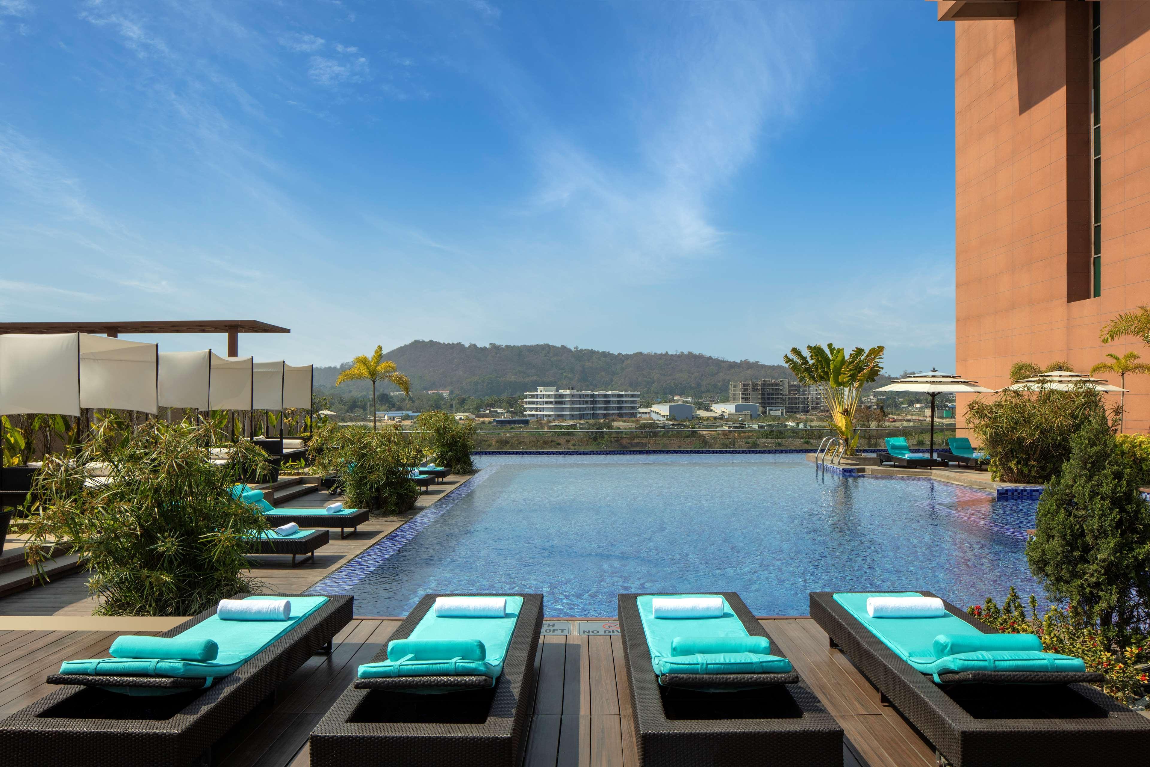 Radisson Blu Hotel Гувахати Экстерьер фото The pool at the hotel