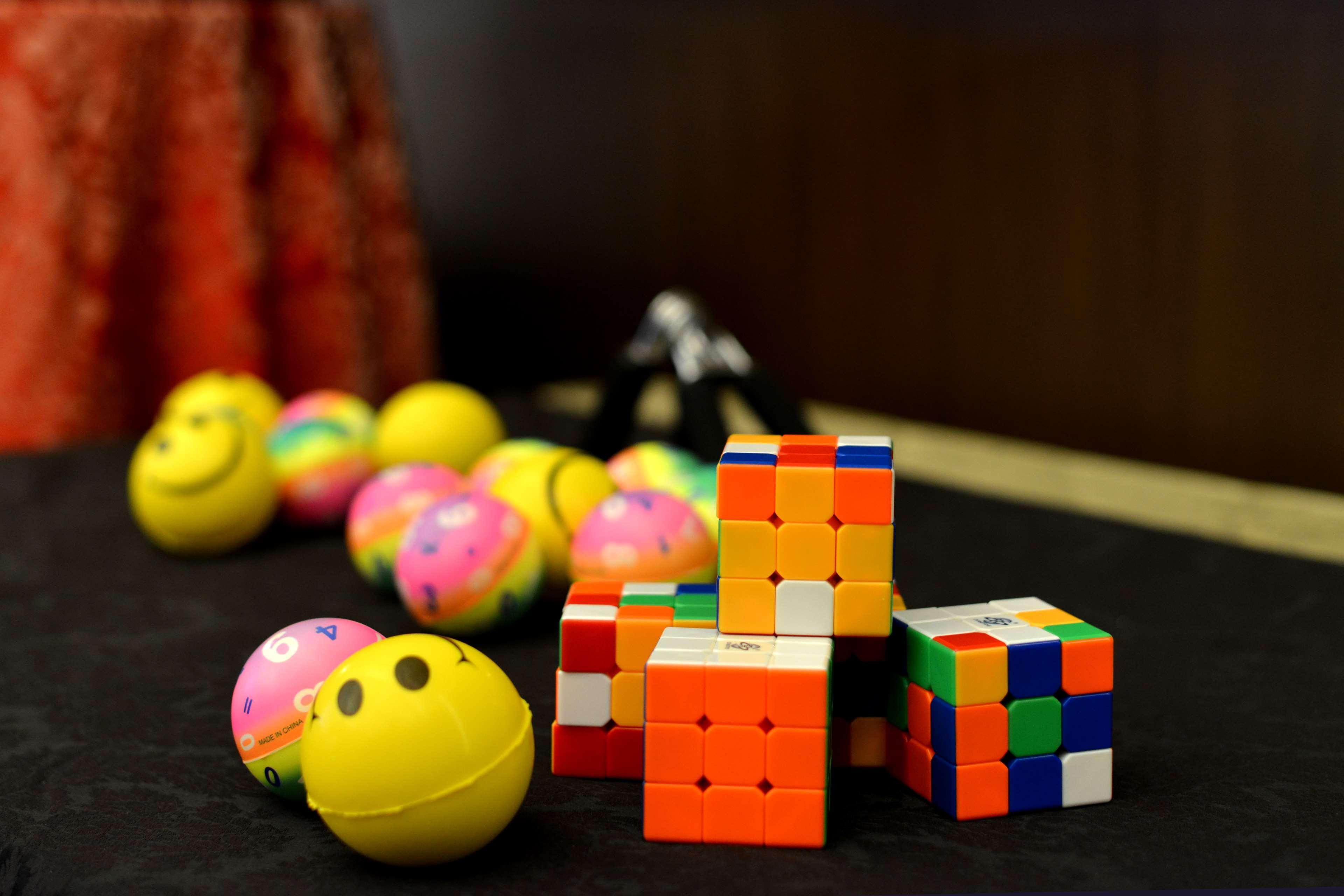 Radisson Blu Hotel Гувахати Экстерьер фото A variety of speedcubes