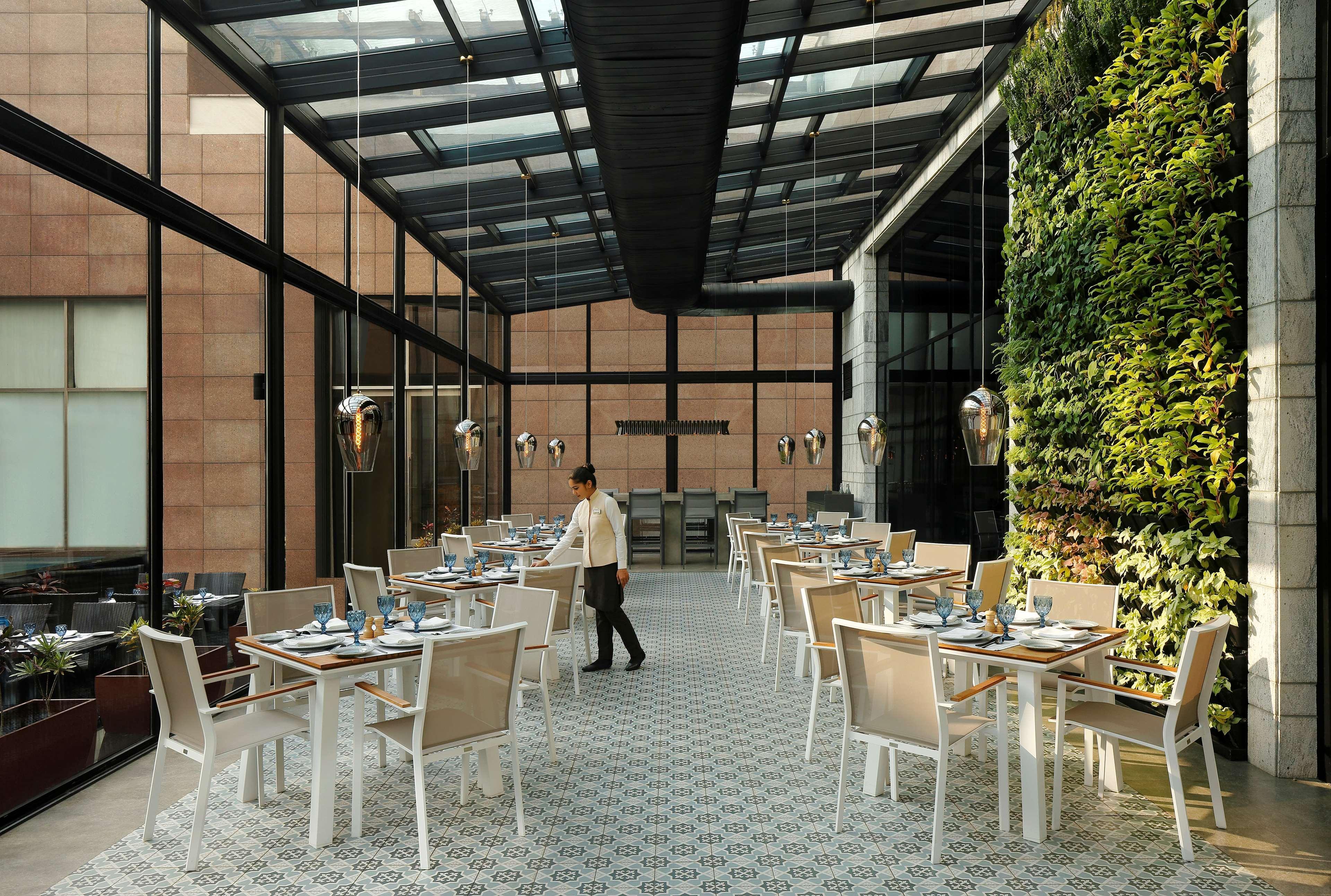 Radisson Blu Hotel Гувахати Экстерьер фото The Terrace