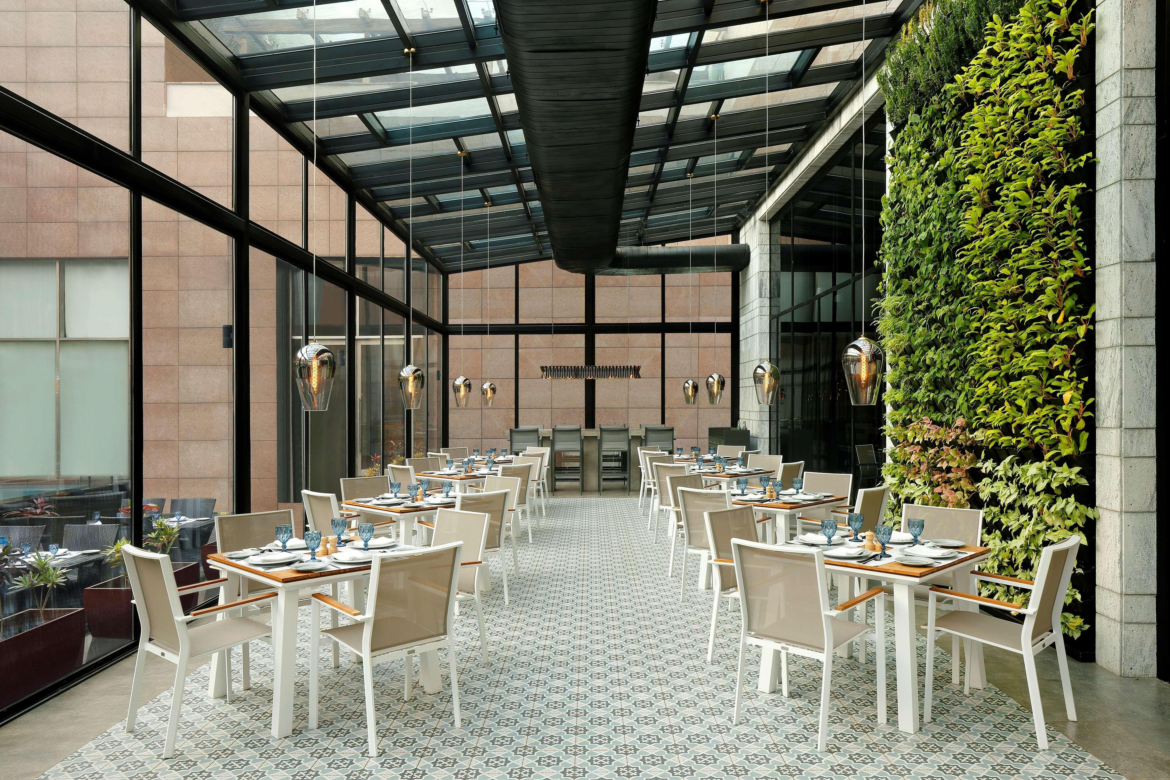 Radisson Blu Hotel Гувахати Экстерьер фото The restaurant