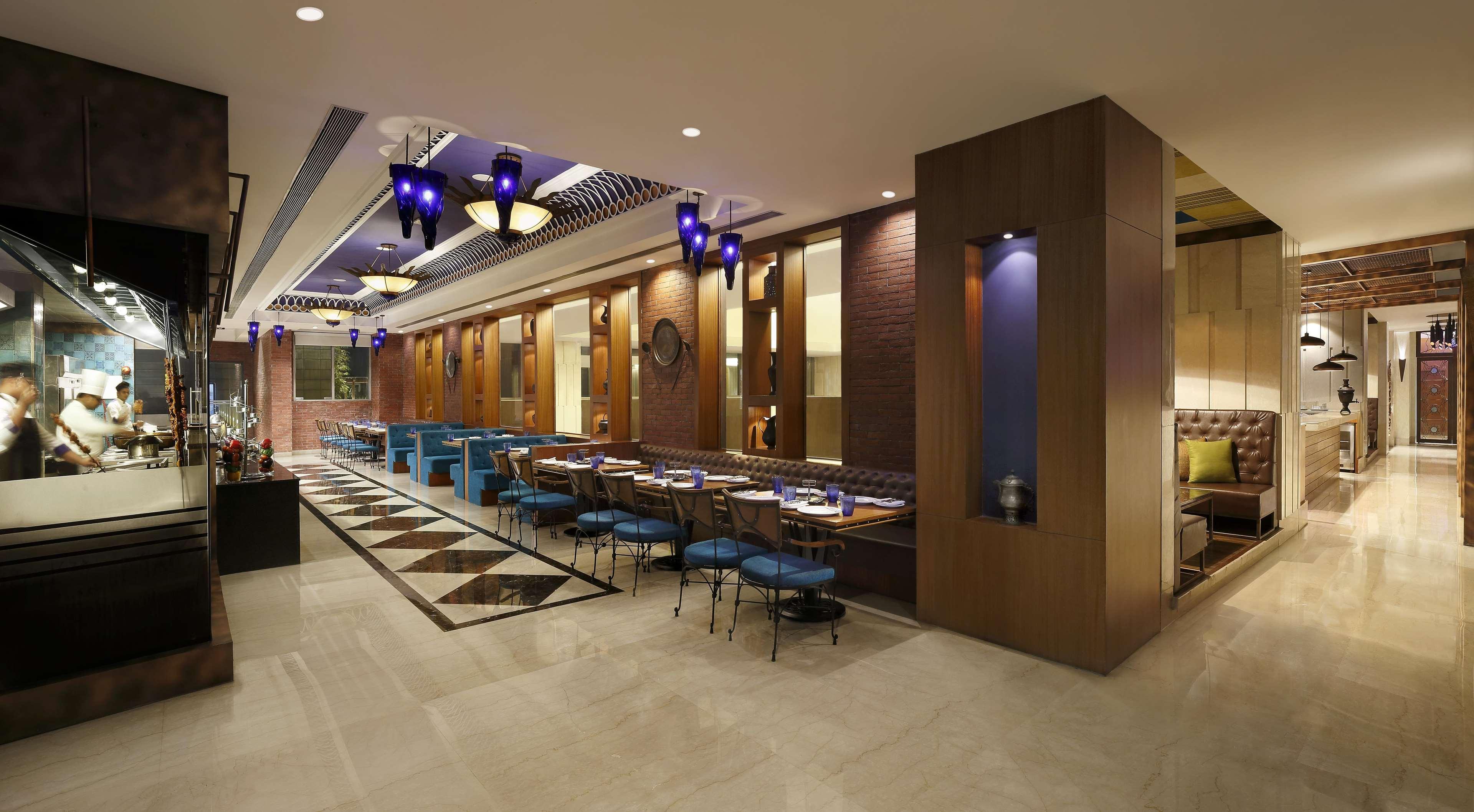 Radisson Blu Hotel Гувахати Экстерьер фото The restaurant