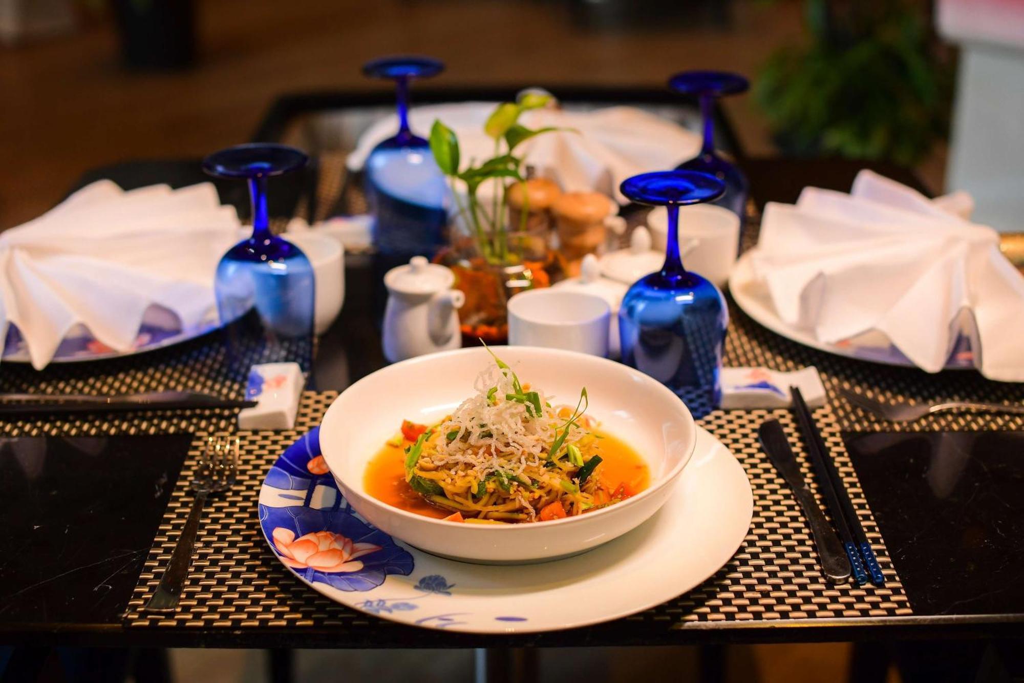 Radisson Blu Hotel Гувахати Экстерьер фото A dish of Thai cuisine