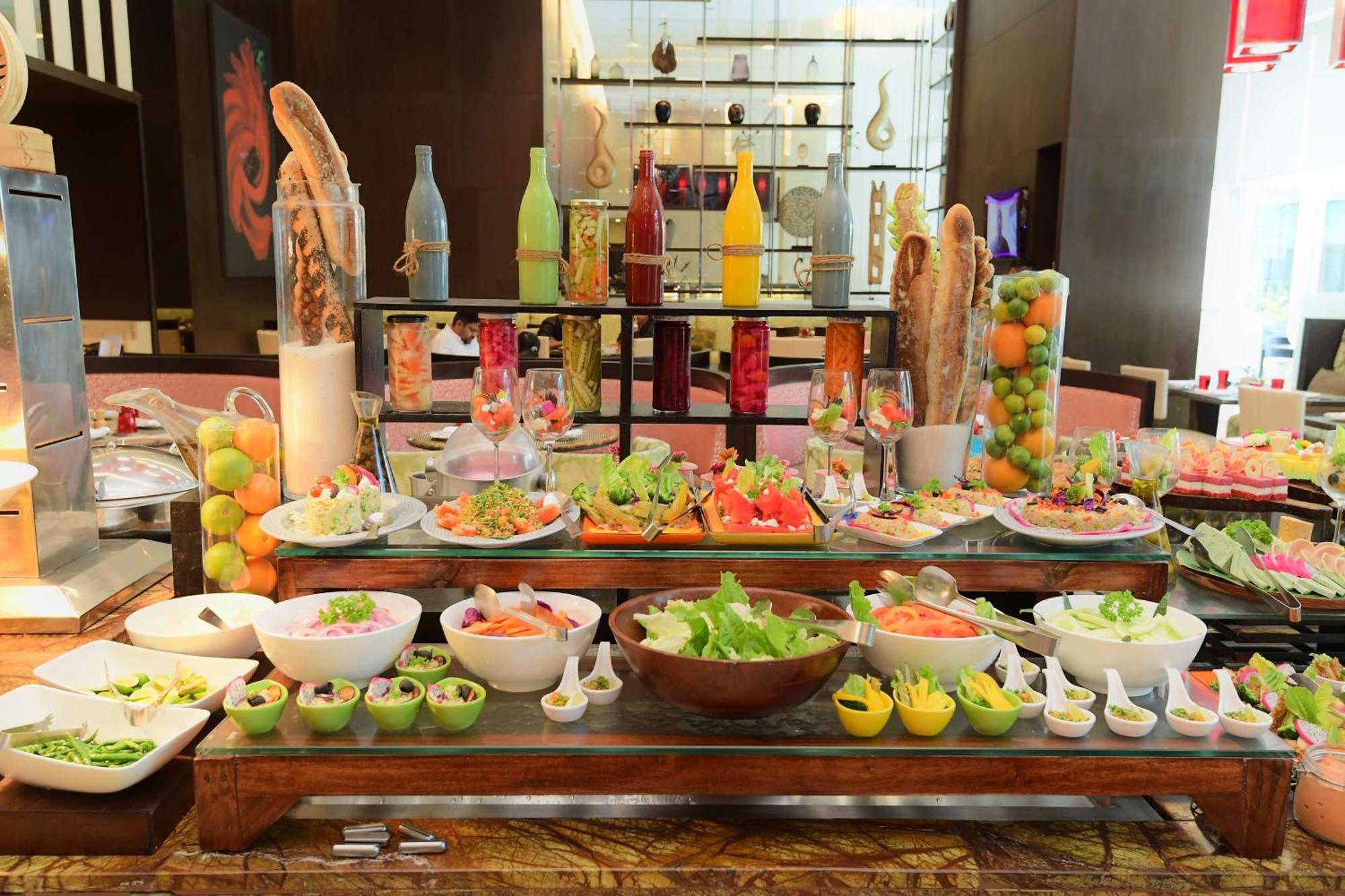 Radisson Blu Hotel Гувахати Экстерьер фото A salad bar