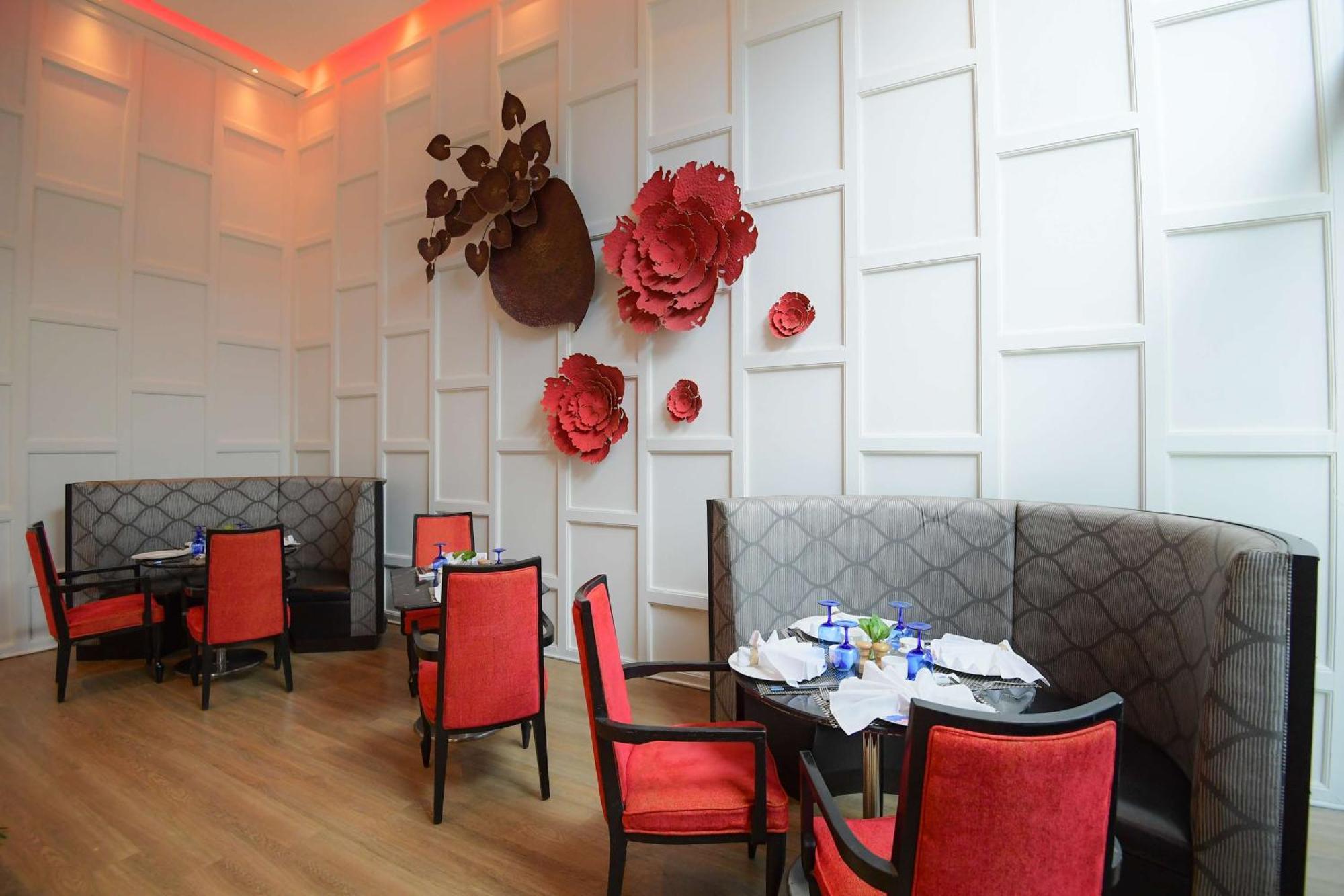 Radisson Blu Hotel Гувахати Экстерьер фото The interior of the restaurant