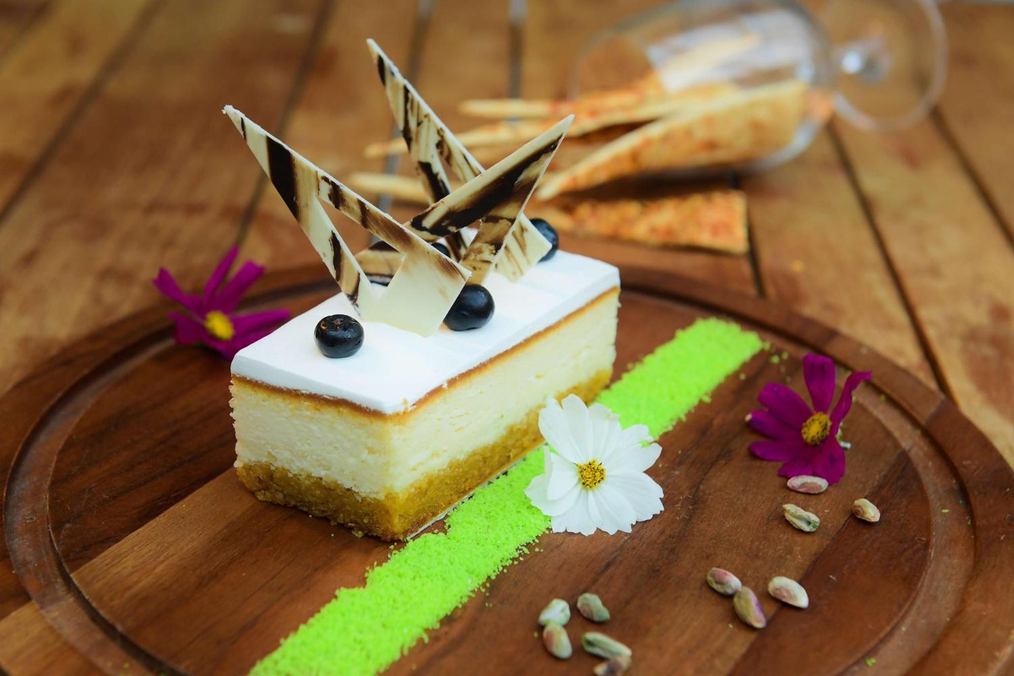 Radisson Blu Hotel Гувахати Экстерьер фото A cheesecake